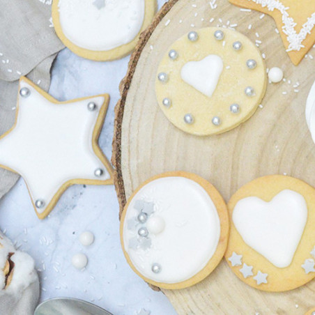 Biscuits avec glaçage blanc
